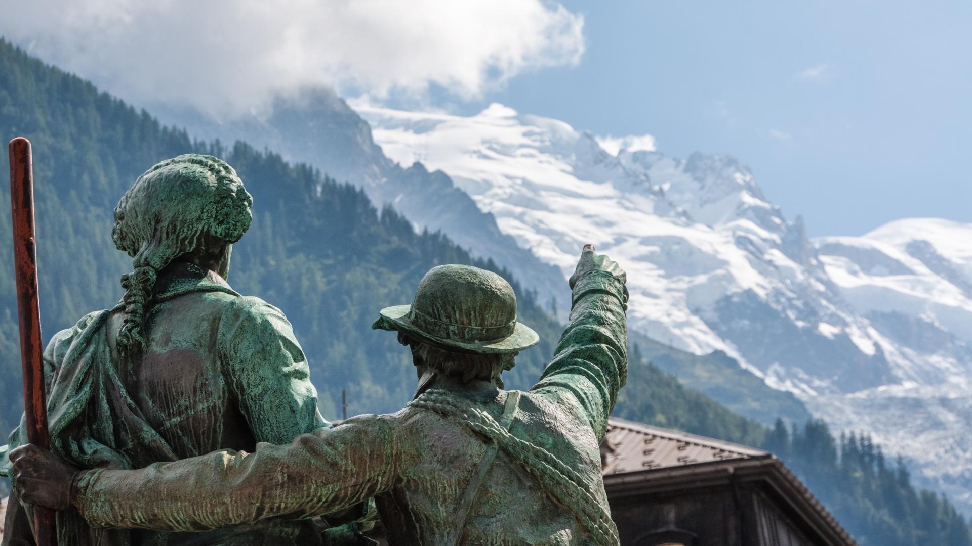 Statue de Jacques Balmat et Michel-Gabriel Paccard à Chamonix