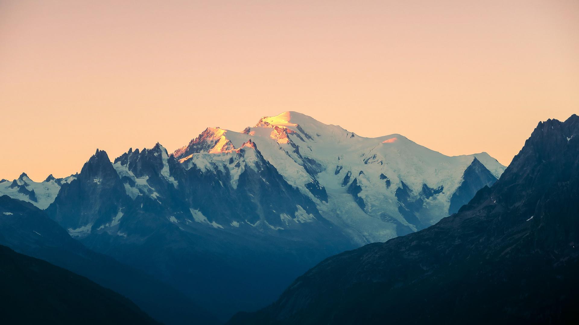 lever de soleil sur le mont-blanc