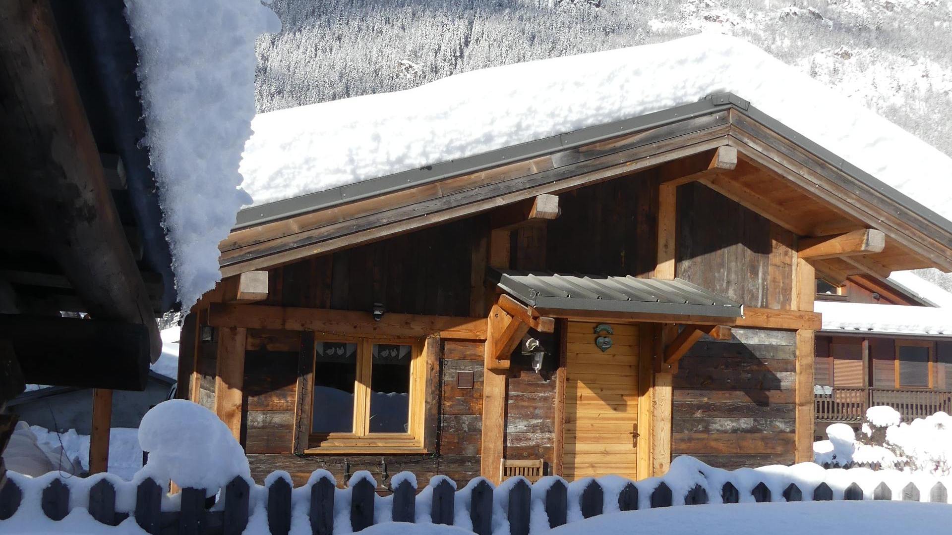 Le chalet, la neige et le soleil